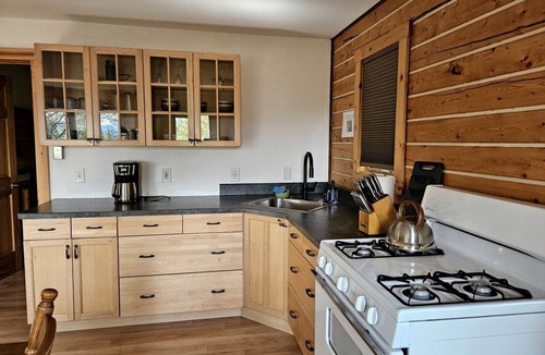 McCarthy House | Spacious Alaskan-Style Log Cabin, the Perfect Base for Outdoor Adventures in McCarthy, Alaska