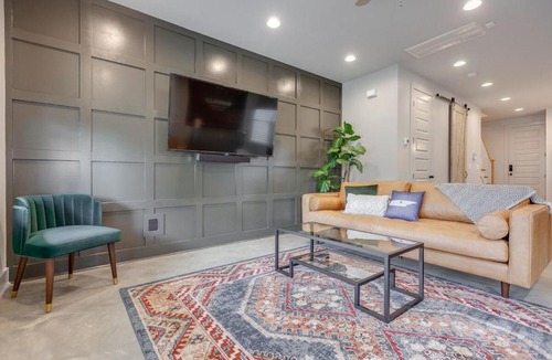 Greenwood House | Spacious And Walkable East Nash Designer Twin Homes Sleep 20 With Smart TVs Workspaces And Fast WiFi 2 Garages And Full Kitchens Walk to Mas Tacos 10 Min To Broadway 24 Hr Hospitality