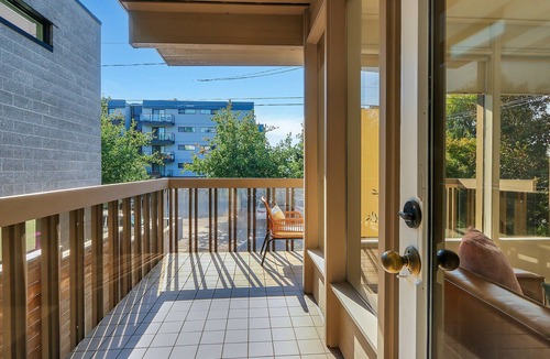 Eastlake Condo | Spacious Ground-Floor Lake View Home — Walk to Fred Hutch