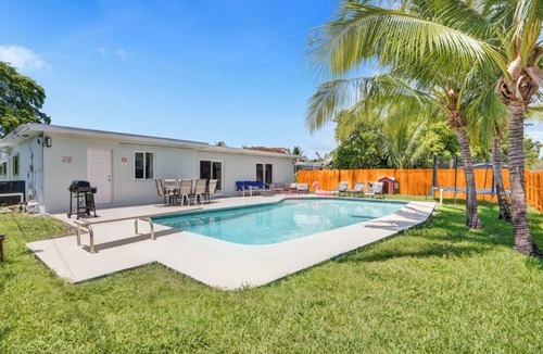 Hollywood Hills Villa | Spacious Villa with Heated Pool, Trampoline, BBQ, Tennis, Air Hockey