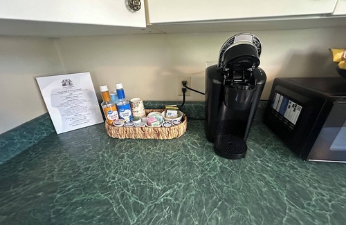 Racine House | Spotless, Quiet 2BR Cottage: Private Deck, Big TV, Yard—Near Museums & Parks