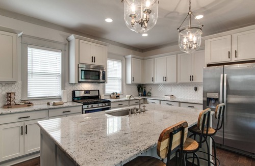 McFerrin Park House | Spring Discounts! Big Yard for Pets! Restaurants!BROADWAY/Downtown 1 ML TOPGOLF!