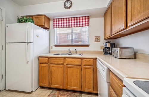Four O'Clock House | Stay at Winterpoint 20 and walk to Main Street!