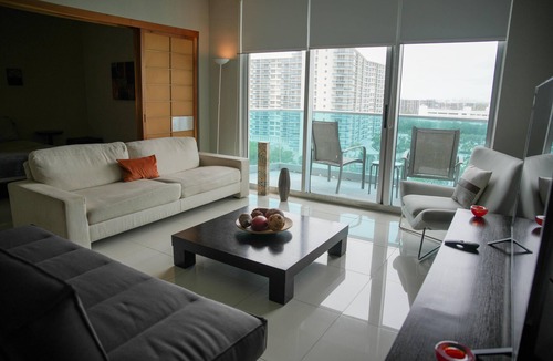 Hollywood South Central Beach Condo | Stay seaside in our Hollywood Beach Condo: The Sian Residences!
