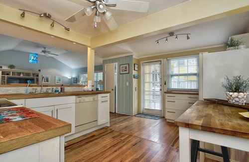 Pass-a-Grille House | Steps2Beach-Walk everywhere-Bikes & gear Included
