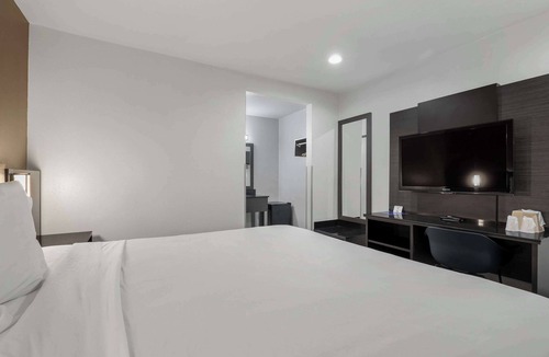 Central Escondido Hotel | Studio 6 Suites Escondido, CA