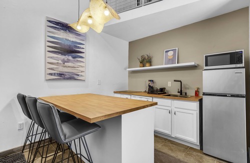 Coral Terrace Apartment | Stunning 3 BR/2 BA Split-Level w Rooftop & Hot Tub Near Miami University