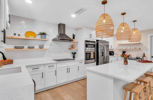 Palma Sola House | Stylish 3000SQFT Pool & Hot Tub Home on Half Acre