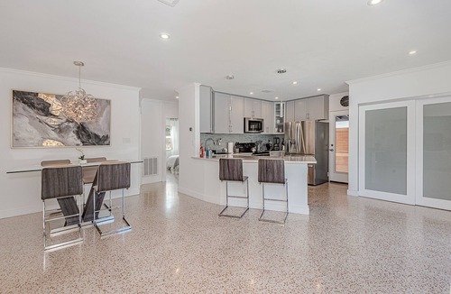Poinsettia Heights House | Stylish & Bright ~ 5★ Location, Pool, Hot Tub, Pkg