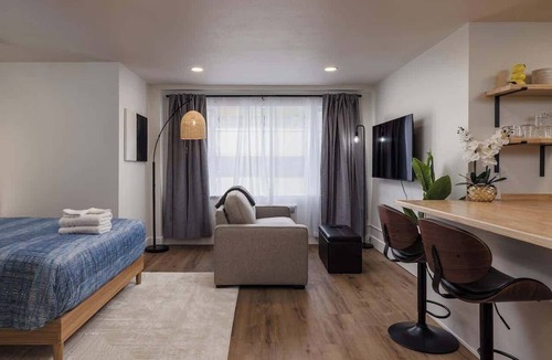 Downtown Anchorage Apartment | Stylish Downtown Studio - Free Parking plus Kitchen