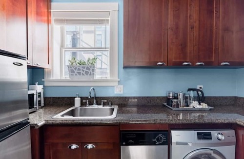 Belltown Apartment | Stylish Historical Central Urban Oasis