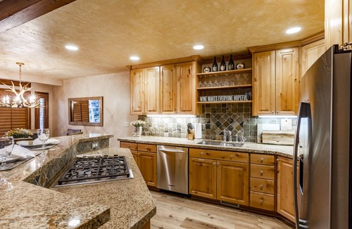 Deer Valley Condo | Summer Deer Valley Retreat Private Hot Tub Lake Views Patio w/BBQ & Seating
