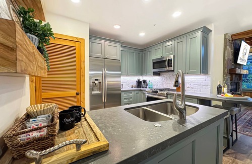 Deer Valley Condo | Summer Retreat Hot Tub Stay Awhile Walk to Transit