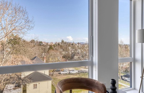 Judkins Park Apartment | Sunlit Central District 1BR w/Gym & BBQ, nr downtown, by Blueground
