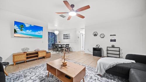 Sarasota Springs House | Sunny 3BR Oasis with Water View and Beach Gear Near Siesta