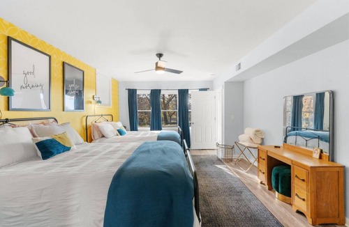 Springfield Other | Sunsets & Hot Tub Lake lodge 35-min from Nashville