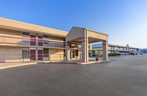 Commerce Hotel | Super 8 by Wyndham Commerce