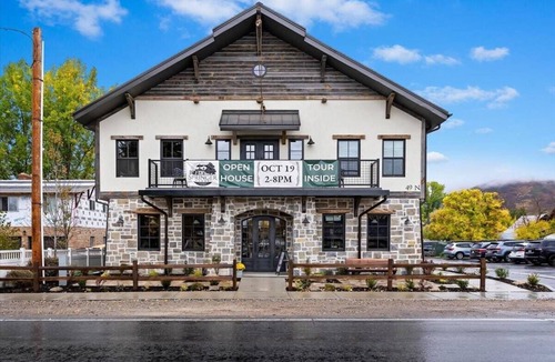 Midway Condo | The Bee Room | Walk Midway Shops | Near Park City