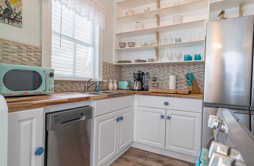 San Jacinto House | The Five Starfish Inn. Cute little beach vacation rental. 1 block to the Seawall