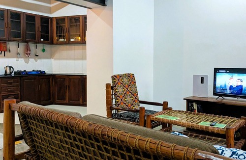 Stone Town Apartment | The Hub Train House Hakuna Matata