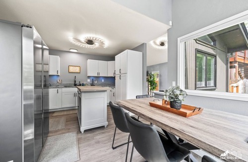 Huffman - O' Malley House | The Light House at Capstan: Illuminate Your Stay in South Anchorage