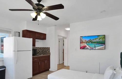 North Beach Apartment | The Nook Hollywood, short walk from the beach, with pool and Free Parking!