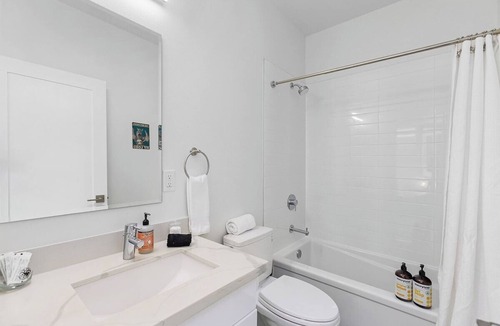 Capitol Hill Apartment | The Seattle Kraken Sweet Suite