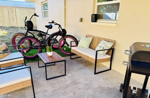 Largo Villa | The Sofia-Cozy 2-bedroom villa with a king-sized bed, complimentary bikes.