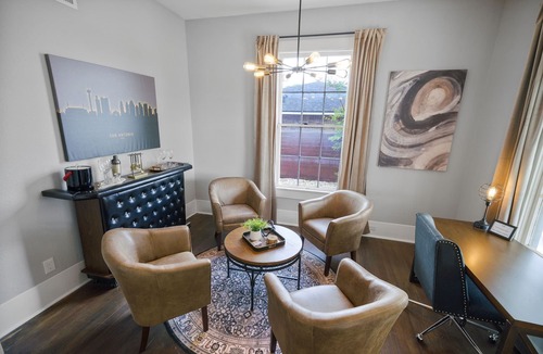 Government Hill House | The Vintage Pearl - 5BR Unique Home by the Pearl