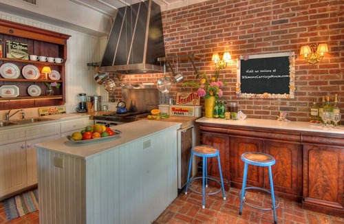 King City House | Three generations enjoy splashes & space. Sleeps 16. Walk to Village & Beach.