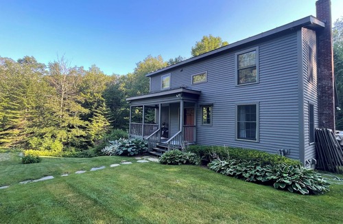 Londonderry Ski Chalet | Tranquil Brookside Retreat with Hot Tub & Firepit