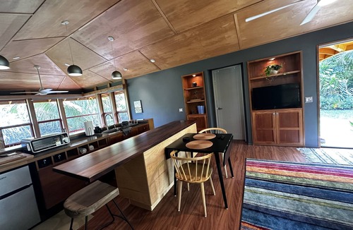 Princeville Cottage | Tree Top Suite- Beautiful walk to Hanalei Bay