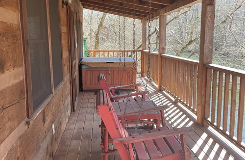 Walland Cabin | Treehouse River front with Mountain View-Wifi/Cable and Hot tub
