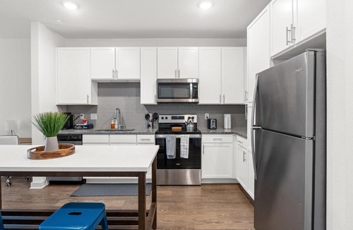 Arlington Apartment | Trendy 1BR Apt with King Bed Pool Gym and Close to Beach