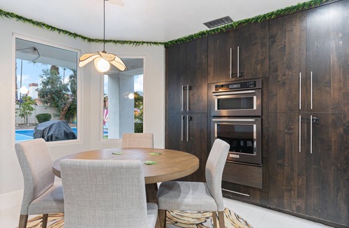 Buenavante House | Tropical Jungle Paradise*Pickleball* Heated Pool & Hot Tub*+ Game Room!