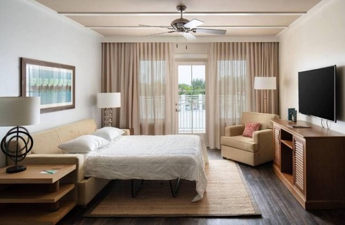 Holmes Beach Hotel | Two Bedroom Modern Island Villa w/Kitchen Near Pine Avenue Shops & Beach