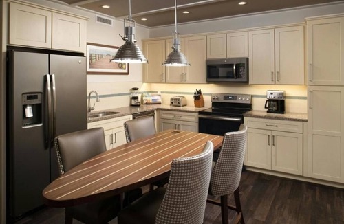 Holmes Beach Hotel | Two Bedroom Modern Island Villa w/Kitchen Near Pine Avenue Shops & Beach