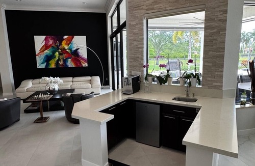 Davie House | Ultimate FIFA Team Stay: 5 Bedrooms + Pool
