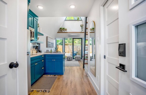 South Central Houston Apartment | Unique A-frame Tiny House - 2 km from FIFA Fest