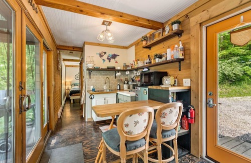 Somerdale Cabin | Unique Dover Accommodation with a Hot Tub Perfect for Glamping in Ohio