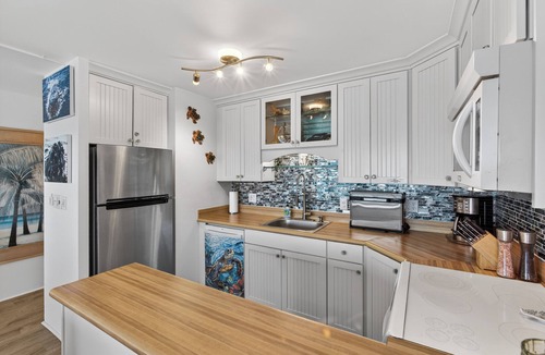 Historic Lahaina Front Street Condo | Unobstructed Ocean View Lahaina Roads. 4th floor Oceanfront Gem