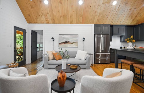 Cherry Log Cabin | Unwind This Summer - Modern Luxury Cabin - Kings Beds - Hot tub