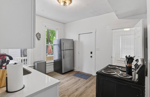 Olde Towne East House | Updated 4BR/2.5BA in Old Town East | Sleeps 12 | Walk to Downtown