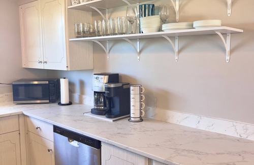 Venice Gardens House | Updated Tranquil 2-bedroom heated pool house in Venice FL, close to Beaches.