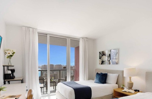 Hallandale Beach Apartment | Upper studio w/Balcony + Pool + Gym- Near Beach