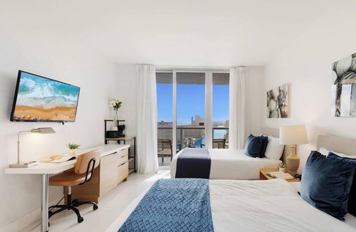 Hallandale Beach Apartment | Upper studio w/Balcony + Pool + Gym- Near Beach