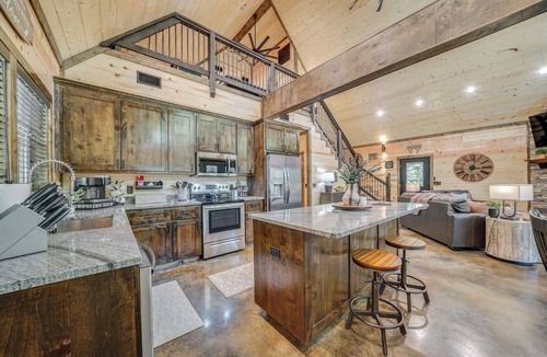 Broken Bow Cabin | Upscale Broken Bow Cabin: Hot Tub & Fishing Pond!