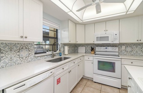 Avon By The Sea Condo | Upscale Unit with 2 King Beds-One Level-Pool Front- Steps to Beach & Pier!