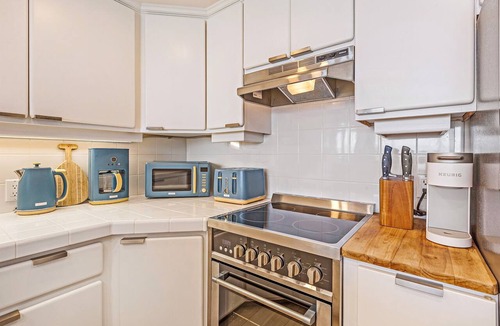 Kahana Condo | Valley Isle Resort #707 - Vacation West Maui - Beachfront Luxury
