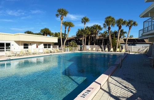 Golden Beach Apartment | Venice Villas Studio – 2026 Remodel Poolside